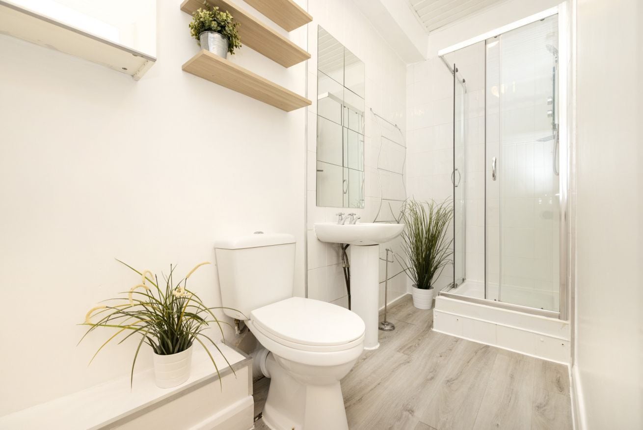 Serviettes fournies, shampooing, papier de toilette