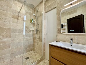 Shower, hair dryer - Apt in Pointe Croisette, beach & large terrace (Cannes)