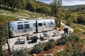 Outdoor dining - Design-Led Glamping Escape Near Yosemite (Coulterville)
