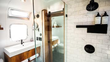 Shower, hair dryer, towels, shampoo