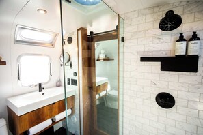 Shower, hair dryer, towels, shampoo - Design-Led Glamping Escape Near Yosemite (Coulterville)