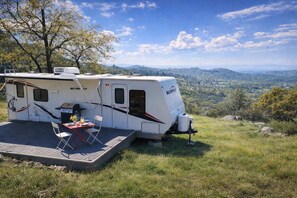 Outdoor dining - A Private, Design-Led Glamping Escape Near Yosemite (Coulterville)
