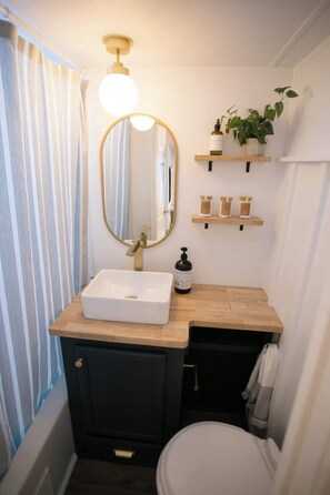 Shower - A Private, Design-Led Glamping Escape Near Yosemite (Coulterville)