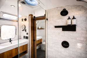 Shower, hair dryer, towels, shampoo - Design-Led Glamping Escape Near Yosemite (Coulterville)