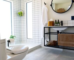 Towels, soap, shampoo, toilet paper