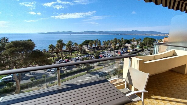 A balcony with a view of a parking lot and the sea. - Apartment sea view in Saint-Raphaël w/pool (Saint-Raphaël)