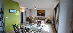 TV, books - Apartment sea view in Saint-Raphaël w/pool (Saint-Raphaël)