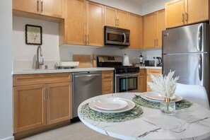 Private kitchen - Chic SM Apartment Free Parking & High-Speed Wi-Fi (Santa Monica)