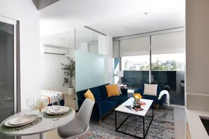 Living area - Chic SM Apartment Free Parking & High-Speed Wi-Fi (Santa Monica)