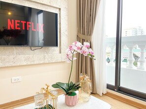 베이직 더블룸, 발코니, 시내 전망 | 책상, 다리미/다리미판, 무료 WiFi