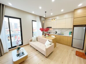 Phòng đôi cơ bản, ban công, quang cảnh thành phố | Bàn, bàn ủi/dụng cụ ủi quần áo, truy cập Internet không dây miễn phí 