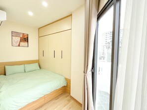 Eenvoudige tweepersoonskamer, balkon, uitzicht op de stad | Een bureau, een strijkplank/strijkijzer, gratis wifi