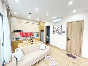 베이직 더블룸, 발코니, 시내 전망 | 책상, 다리미/다리미판, 무료 WiFi