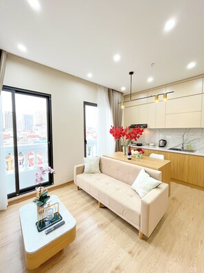 Phòng đôi cơ bản, ban công, quang cảnh thành phố | Bàn, bàn ủi/dụng cụ ủi quần áo, truy cập Internet không dây miễn phí 