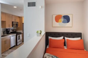 1 bedroom, iron/ironing board, WiFi, bed sheets - Coastal Luxe - Walk to Pier + Free Parking (Santa Monica)