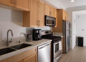 Private kitchen - Coastal Luxe - Walk to Pier + Free Parking (Santa Monica)