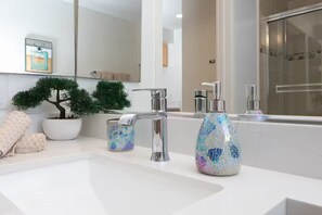 Shower, hair dryer, towels, soap - Coastal Luxe - Walk to Pier + Free Parking (Santa Monica)