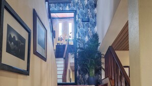 Un escalier avec des marches en bois et une rampe, menant à l’étage supérieur.