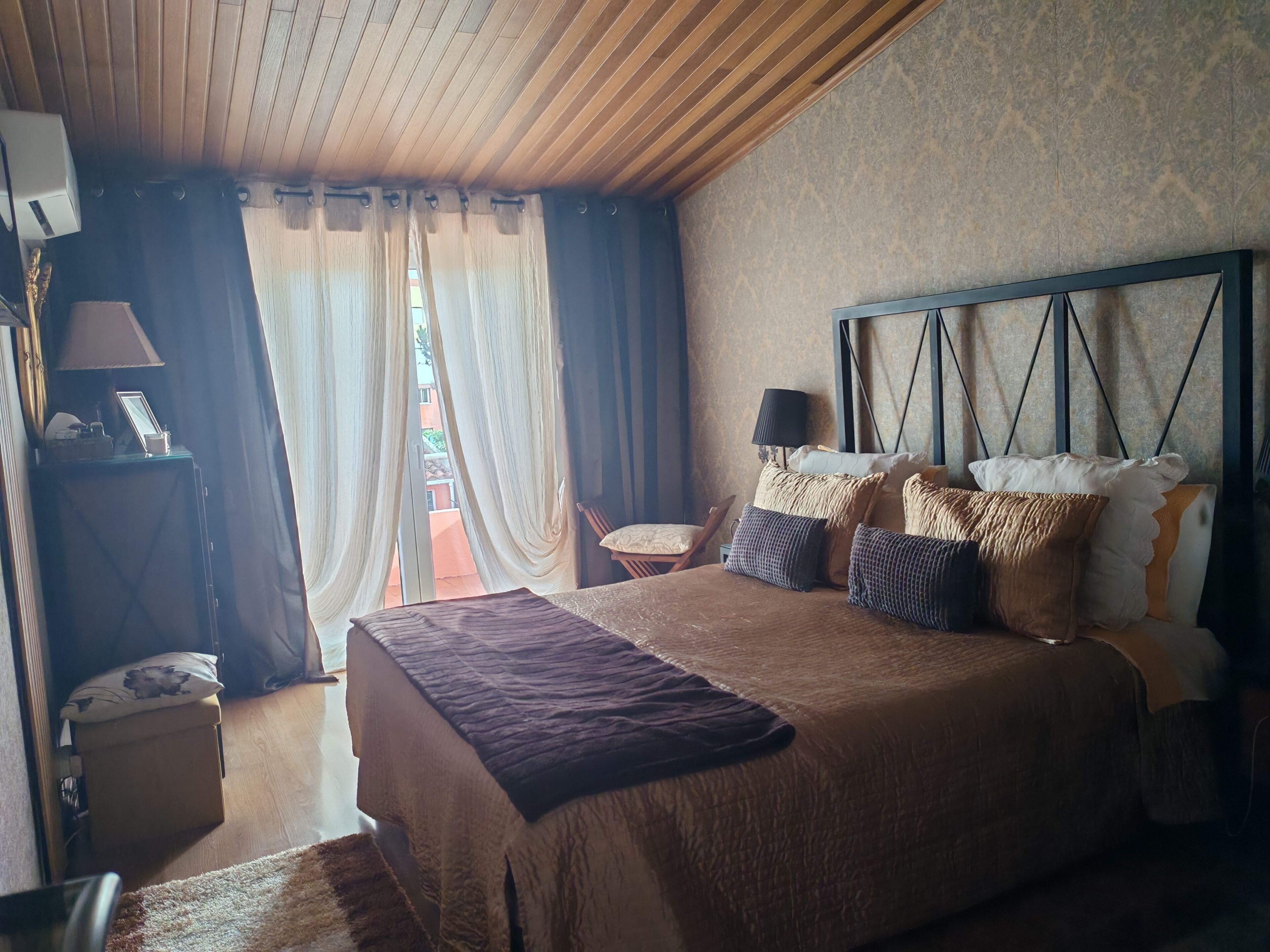 Een strijkplank/strijkijzer, internet, beddengoed