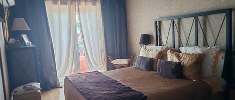 Een strijkplank/strijkijzer, internet, beddengoed