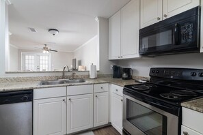 ثلاجة، ميكروويف، فرن، موقد طهي مسطح