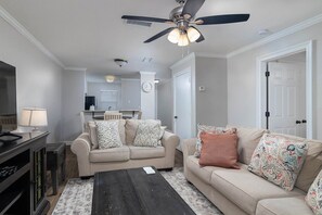 Smart TV - Quaint Downstairs Condo (Oxford)