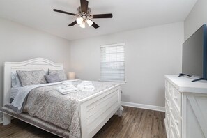 Iron/ironing board, free WiFi, bed sheets - Quaint Downstairs Condo (Oxford)