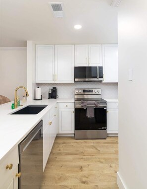 Fridge, microwave, oven, stovetop - The Grove House (Oxford)