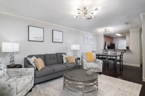 Smart TV - Comfy Condo-Walk to Games and The Grove (Oxford)