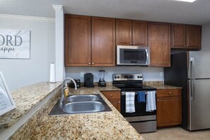 Fridge, microwave, oven, stovetop - Comfy Condo-Walk to Games and The Grove (Oxford)