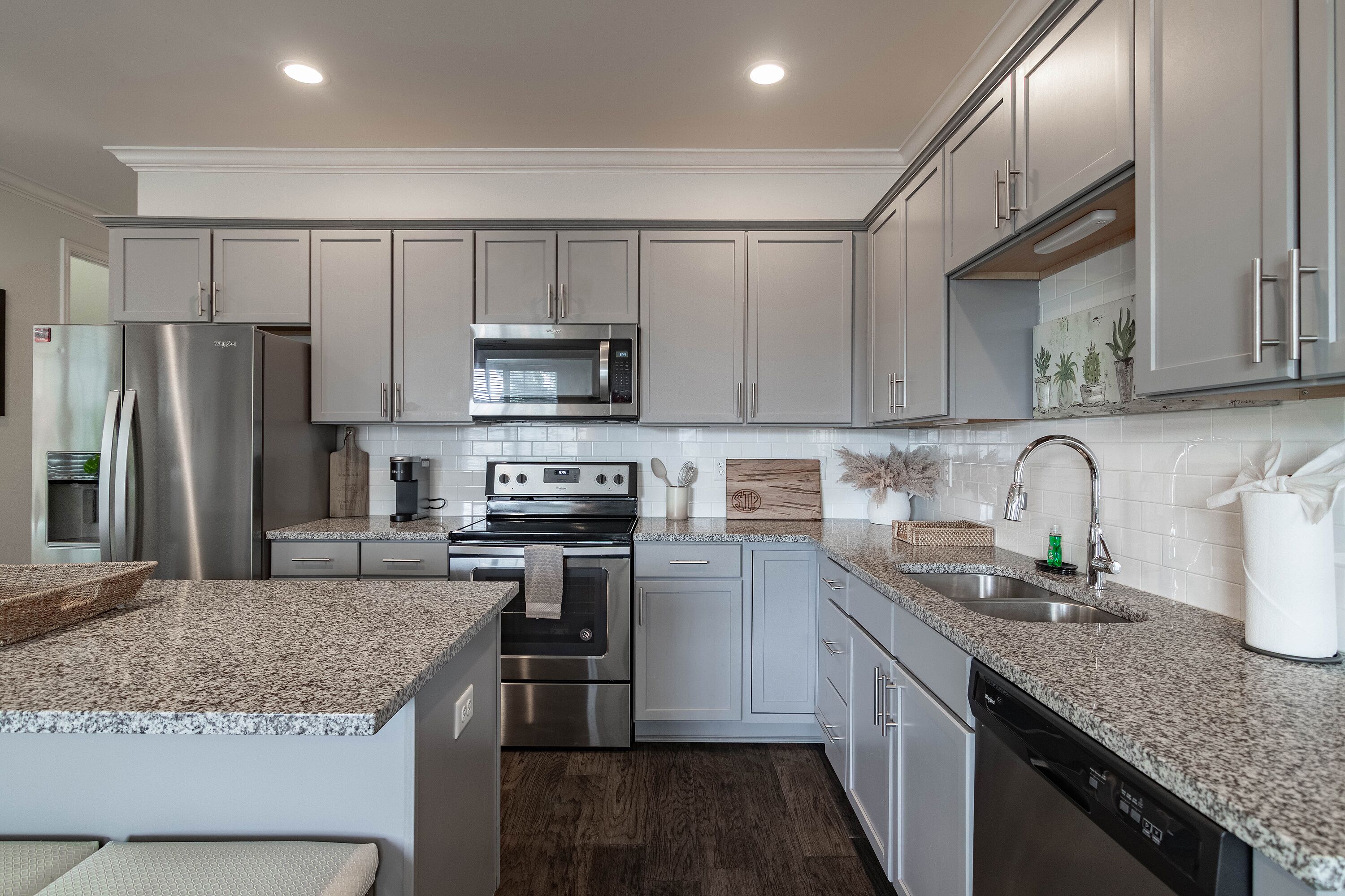 Kylskåp, mikrovågsugn, ugn och spishäll