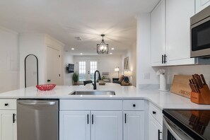 Private kitchen - Corner Condo Newly Renovated! (Oxford)