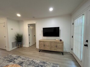 Interior - Corner Condo Newly Renovated! (Oxford)