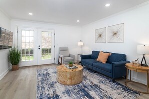 Living area - Corner Condo Newly Renovated! (Oxford)