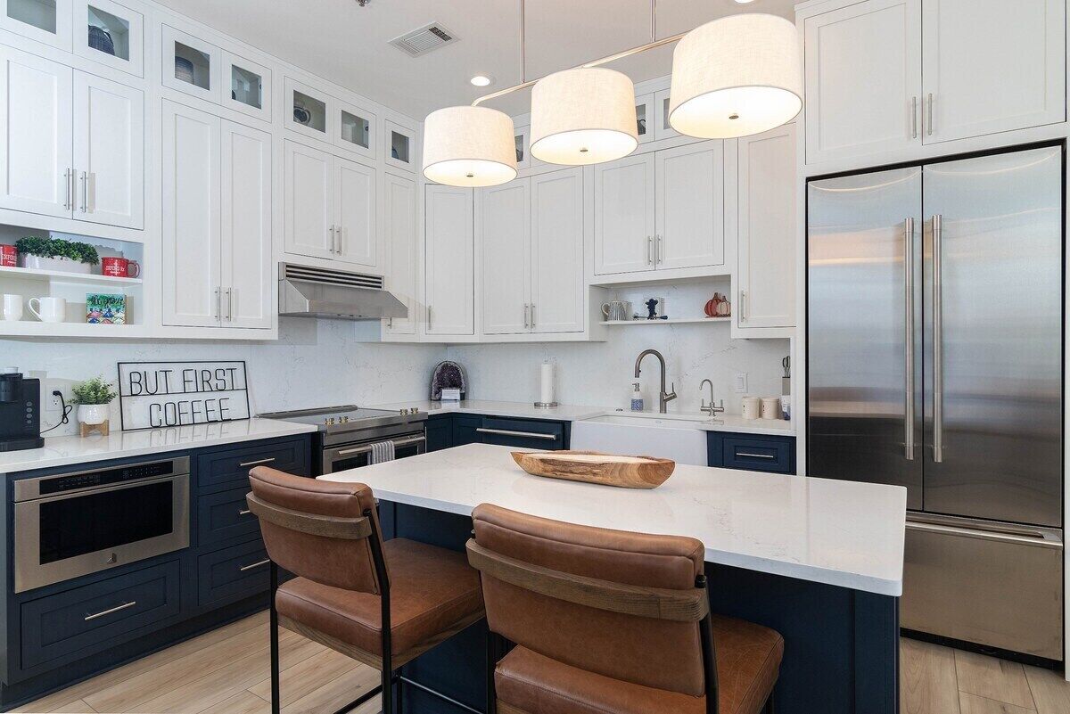 Frigorífico, microondas, horno y placa de cocina