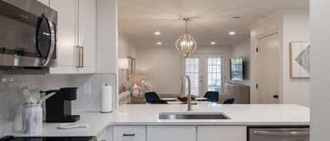 ثلاجة، ميكروويف، فرن، موقد طهي مسطح