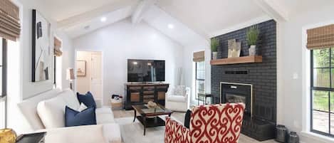 Smart-TV, Kamin, Arbeitsbereiche