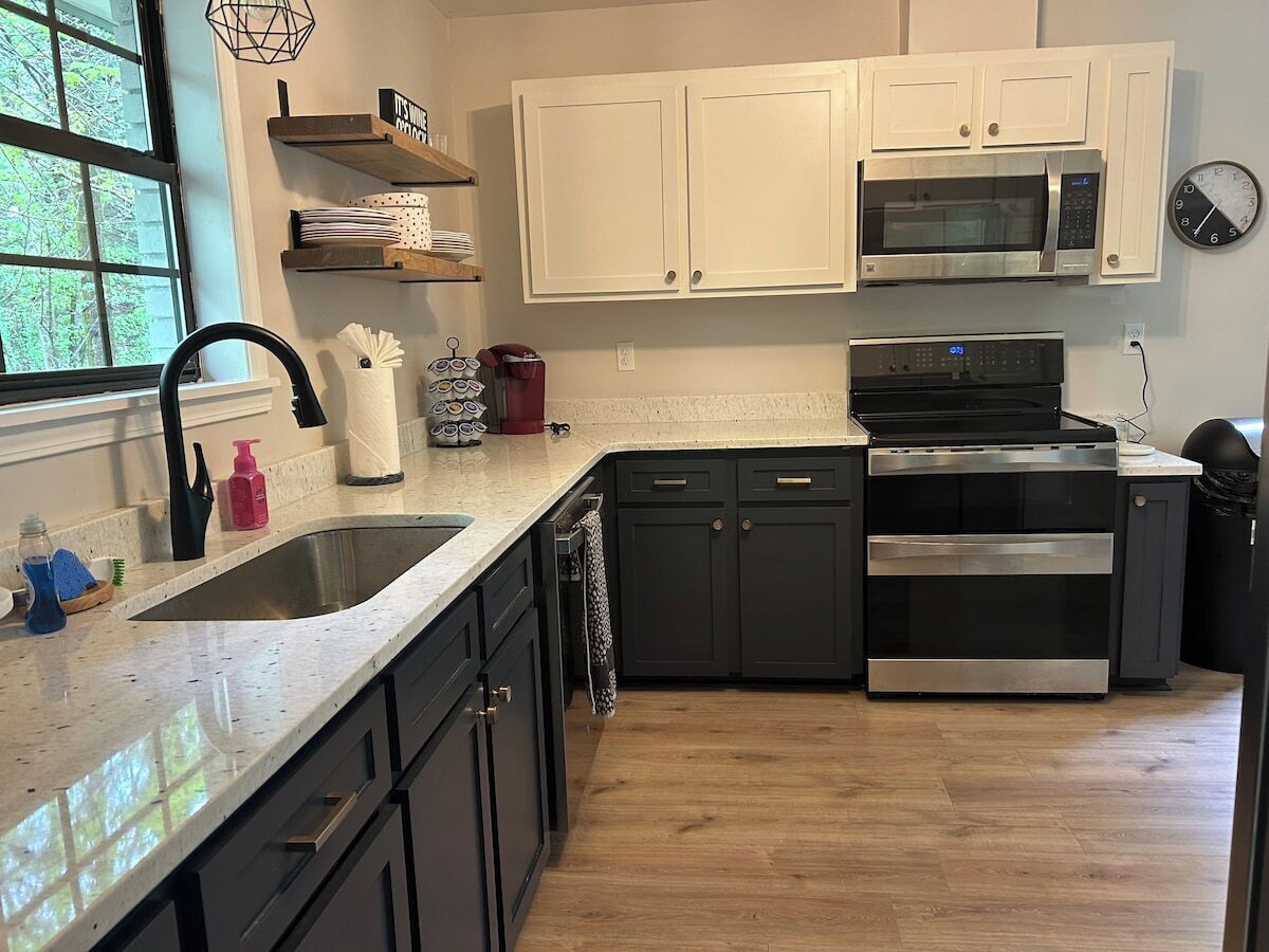 Jääkaappi, mikroaaltouuni, uuni, liesi