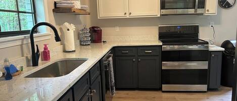 Jääkaappi, mikroaaltouuni, uuni, liesi