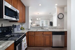Fridge, microwave, oven, stovetop - Serenity In The Sip- Walking Distance To Stadium (Oxford)
