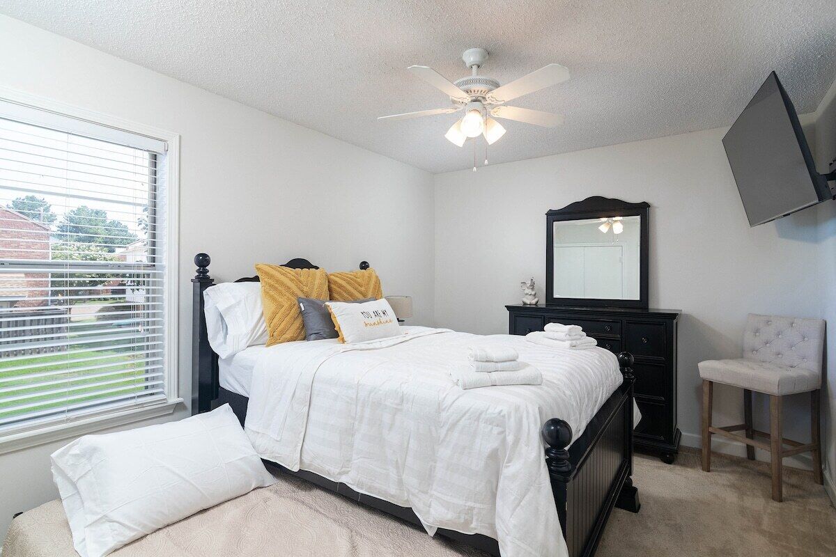 Iron/ironing board, free WiFi, bed sheets