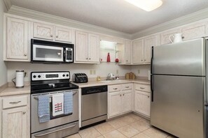 ثلاجة، ميكروويف، فرن، موقد طهي مسطح