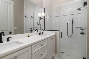 Shower, hair dryer, towels, shampoo - The Lamar Landing (Oxford)