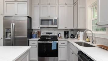 Frigorífico, microondas, horno y placa de cocina