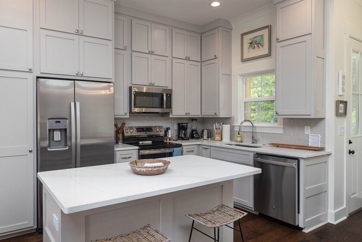 Køleskab, mikrobølgeovn, ovn, kogeplade