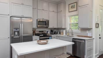 Køleskab, mikrobølgeovn, ovn, kogeplade