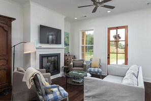 Televisor intel·ligent i taula de tennis de taula 