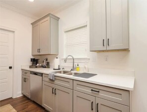Fridge, microwave, oven, stovetop - Meadow Crest (Oxford)