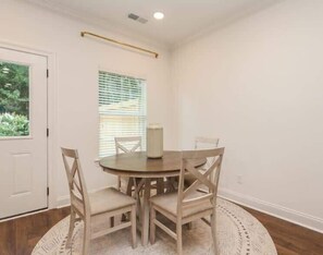 Dining - Meadow Crest (Oxford)