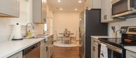 Jääkaappi, mikroaaltouuni, uuni, liesi